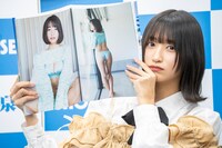写真集のお気に入りカットを見せる水野瞳（Devil ANTHEM.）。