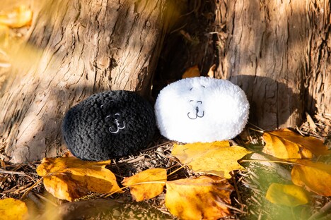 木陰で寄り添うともだちのともだち（左）とともだち（右）。