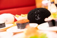 寿司屋にやってきたともだち（左）とともだちのともだち（右）。