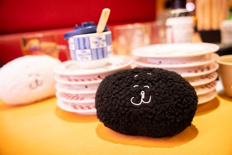 寿司を平らげたともだちのともだち（右）。