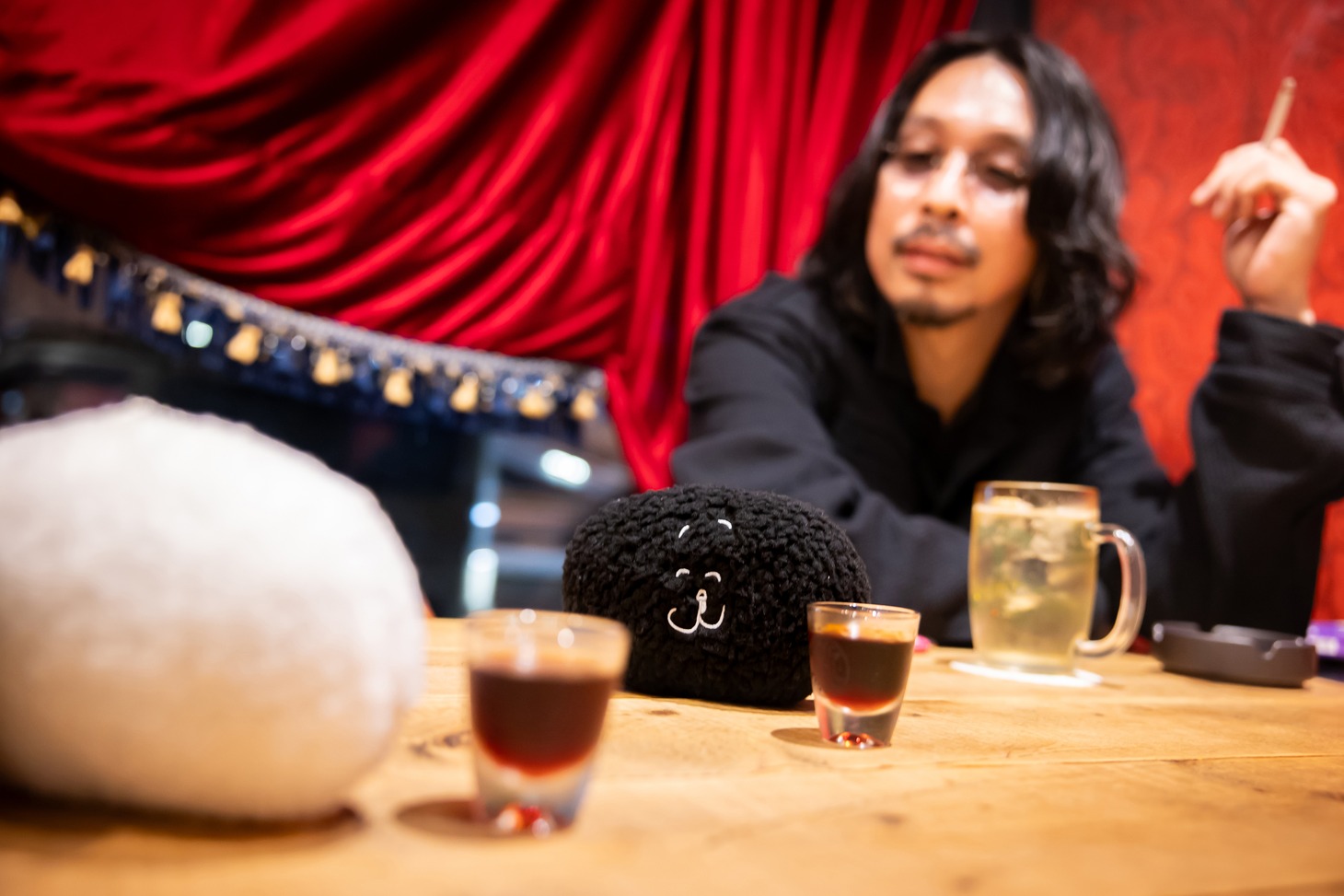 酒を酌み交わすともだち（左）、ともだちのともだち（中央）、ケンゴマツモト（右）。
