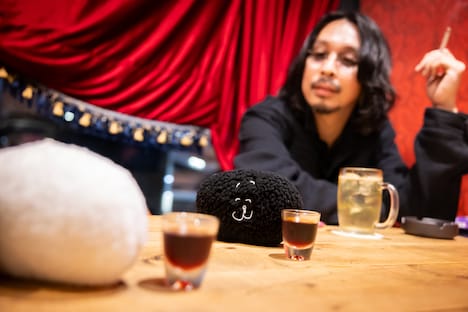 酒を酌み交わすともだち（左）、ともだちのともだち（中央）、ケンゴマツモト（右）。