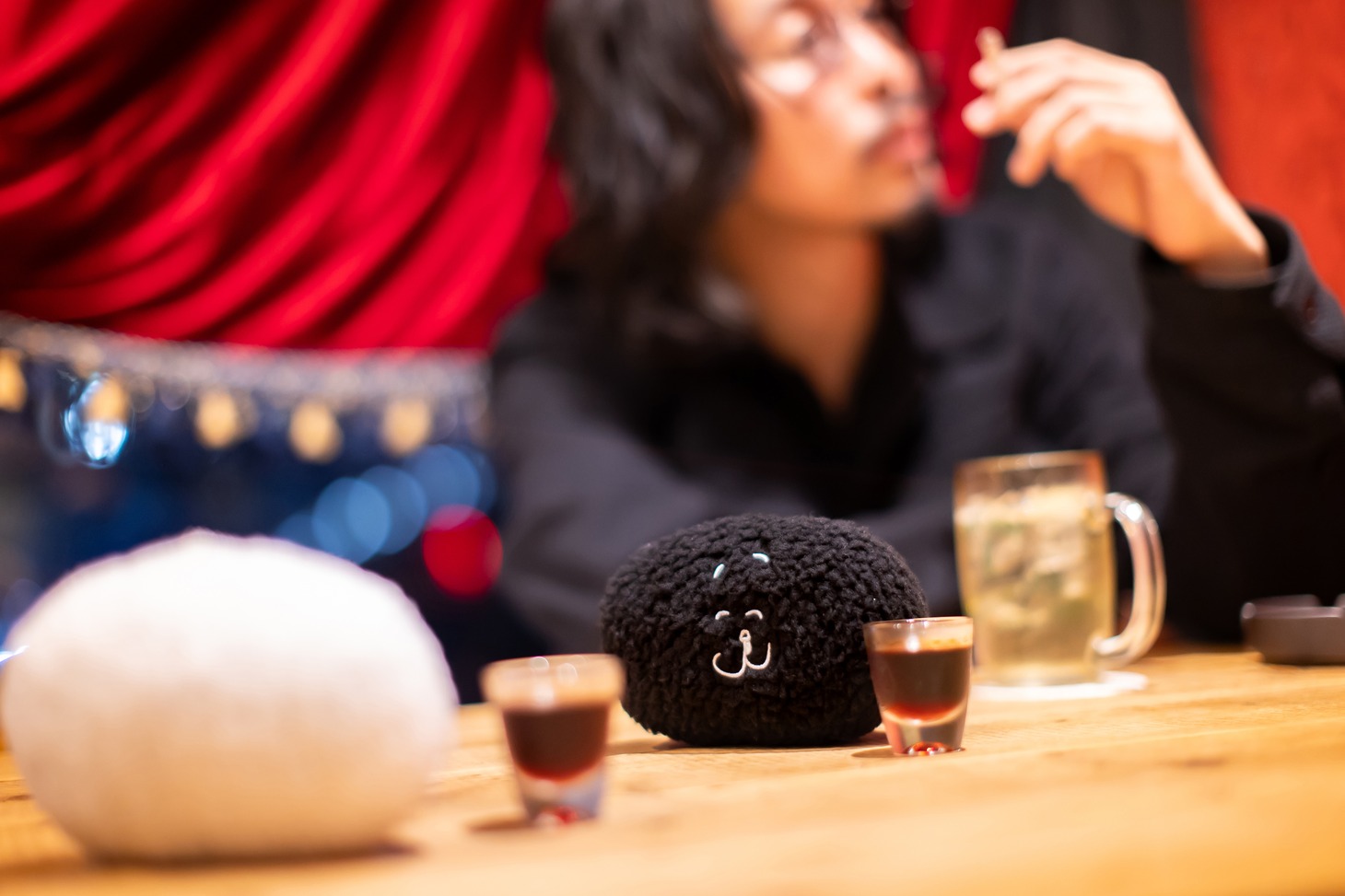 酒を酌み交わすともだち（左）とともだちのともだち（中央）。奥にいるのはケンゴマツモト。