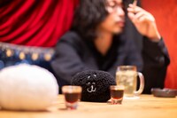 酒を酌み交わすともだち（左）とともだちのともだち（中央）。奥にいるのはケンゴマツモト。