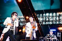 奥田民生と谷中敦（東京スカパラダイスオーケストラ）。（撮影：Yukihide [JON...] Takimoto）