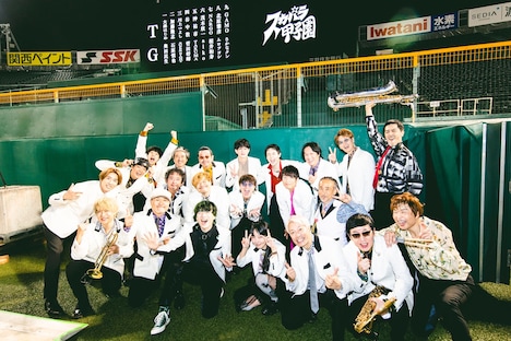 東京スカパラダイスオーケストラと9組のゲスト。（撮影：青木カズロー）