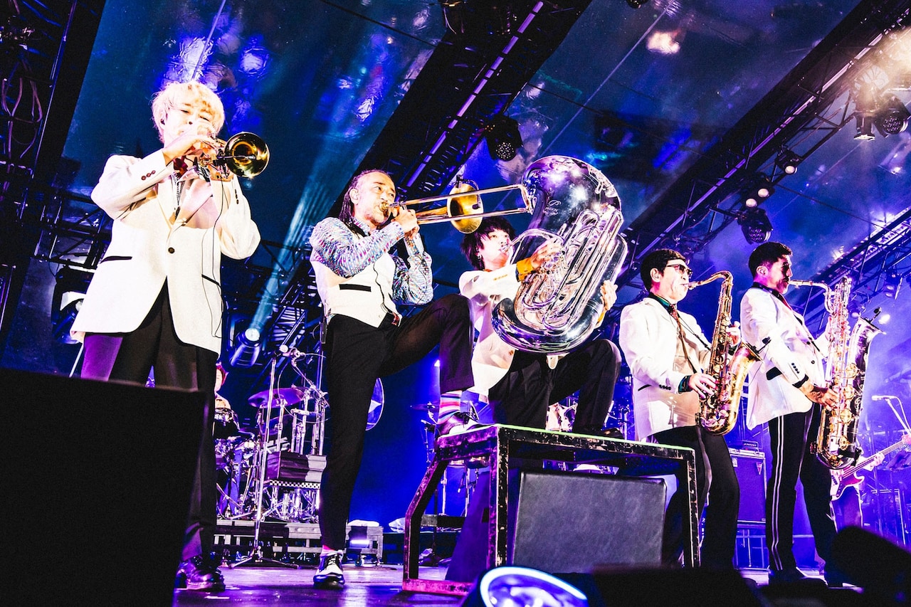 スカパラホーンズと石原慎也（Saucy Dog）。（撮影：青木カズロー