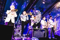 スカパラホーンズと石原慎也（Saucy Dog）。（撮影：青木カズロー）