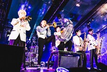 スカパラホーンズと石原慎也（Saucy Dog）。（撮影：青木カズロー）