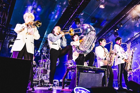 スカパラホーンズと石原慎也（Saucy Dog）。（撮影：青木カズロー）