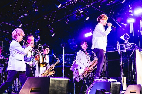 TAKUMA（10-FEET）と東京スカパラダイスオーケストラ。（撮影：青木カズロー）