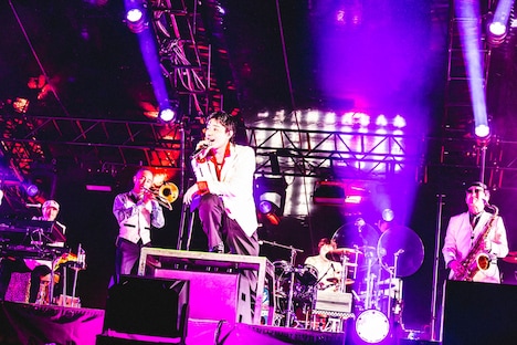 菅田将暉と東京スカパラダイスオーケストラ。（撮影：青木カズロー）