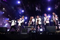 さかなクンと東京スカパラダイスオーケストラ。（撮影：仁礼博）