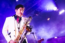 谷中敦（Baritone Sax）（撮影：青木カズロー）