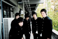 18歳の頃。学校のベランダにて。手前が吉田靖直。