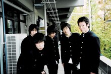 18歳の頃。学校のベランダにて。手前が吉田靖直。