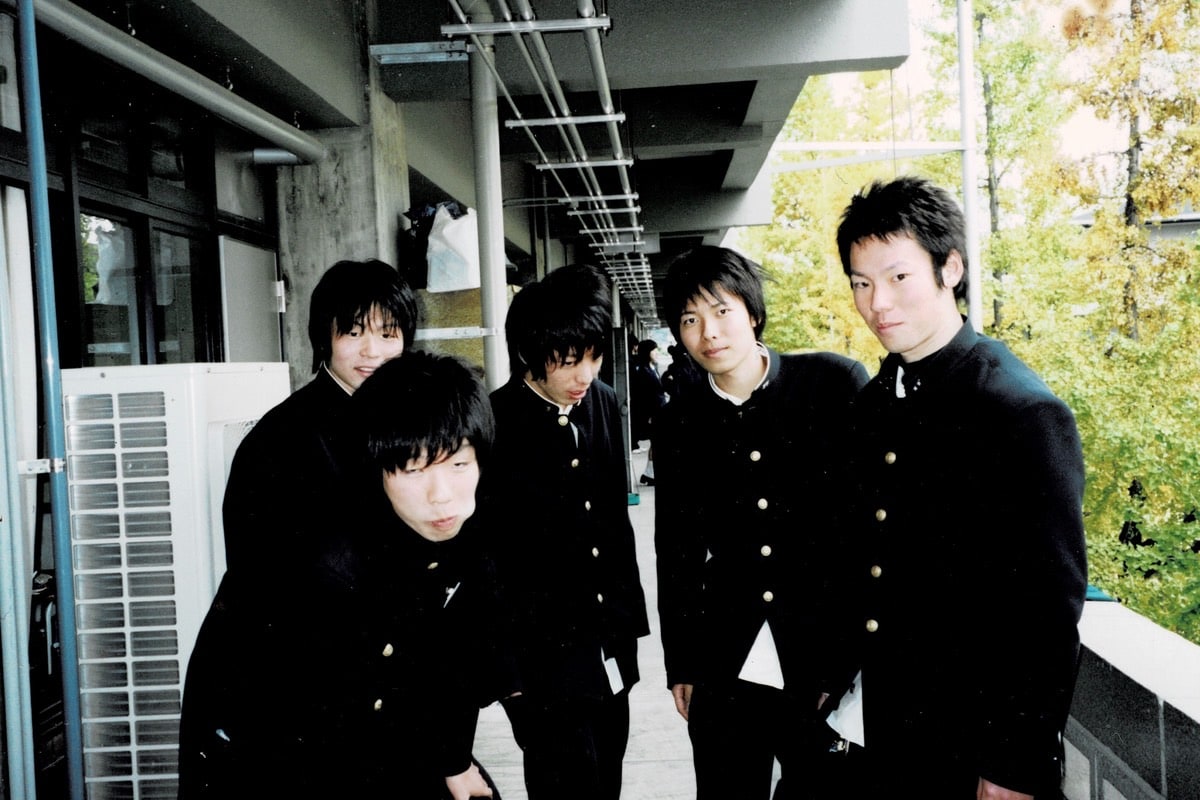 18歳の頃。学校のベランダにて。手前が吉田靖直。