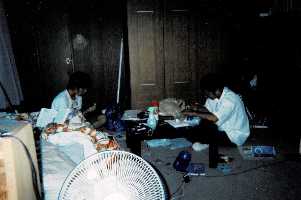 17歳の頃。同級生と勉強中。