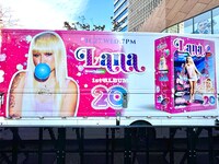 アルバム「20」のビジュアルイメージが投影された4tトラック。