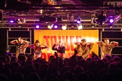 Touaがありのままの自分を愛する初EPリリース、誕生日に大勢のファンの前でサプライズ受ける