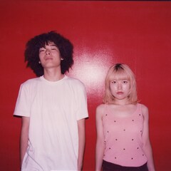 ハシリコミーズの新境地、ポップさ押し出した「自分の魅力に気づいてよ」「Ok!」同時配信