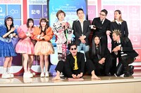 メンチカツを切る登壇者。