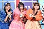 メンチカツを切るCUTIE STREETの増田彩乃、桜庭遥花、川本笑瑠。