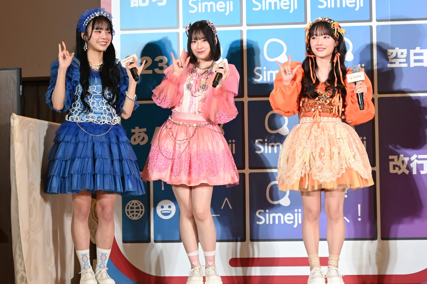 「ギリハッピー」のダンスを踊るCUTIE STREETの3人。