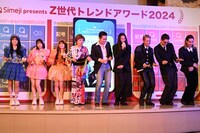 「ギリハッピー」のダンスを踊る登壇者。