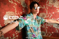 Joe Rikiichi Shirtを着こなすモデル。