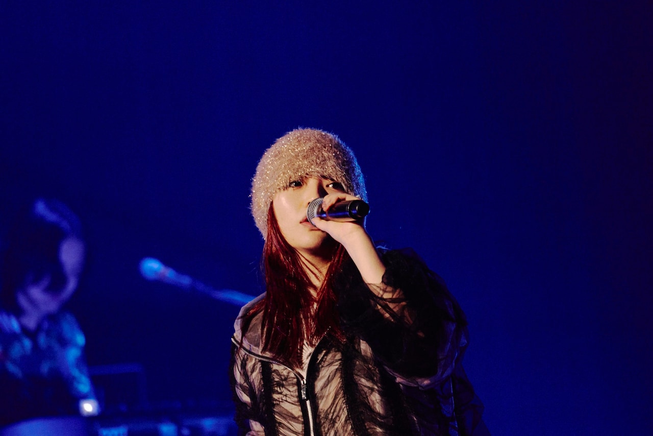 にしなが薄暗い照明の下でファンと歌い踊る、ツアー「SUPER COMPLEX」で表現した音楽の楽しみ方