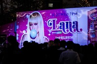 アルバム「20」のビジュアルイメージが投影された4tトラック。