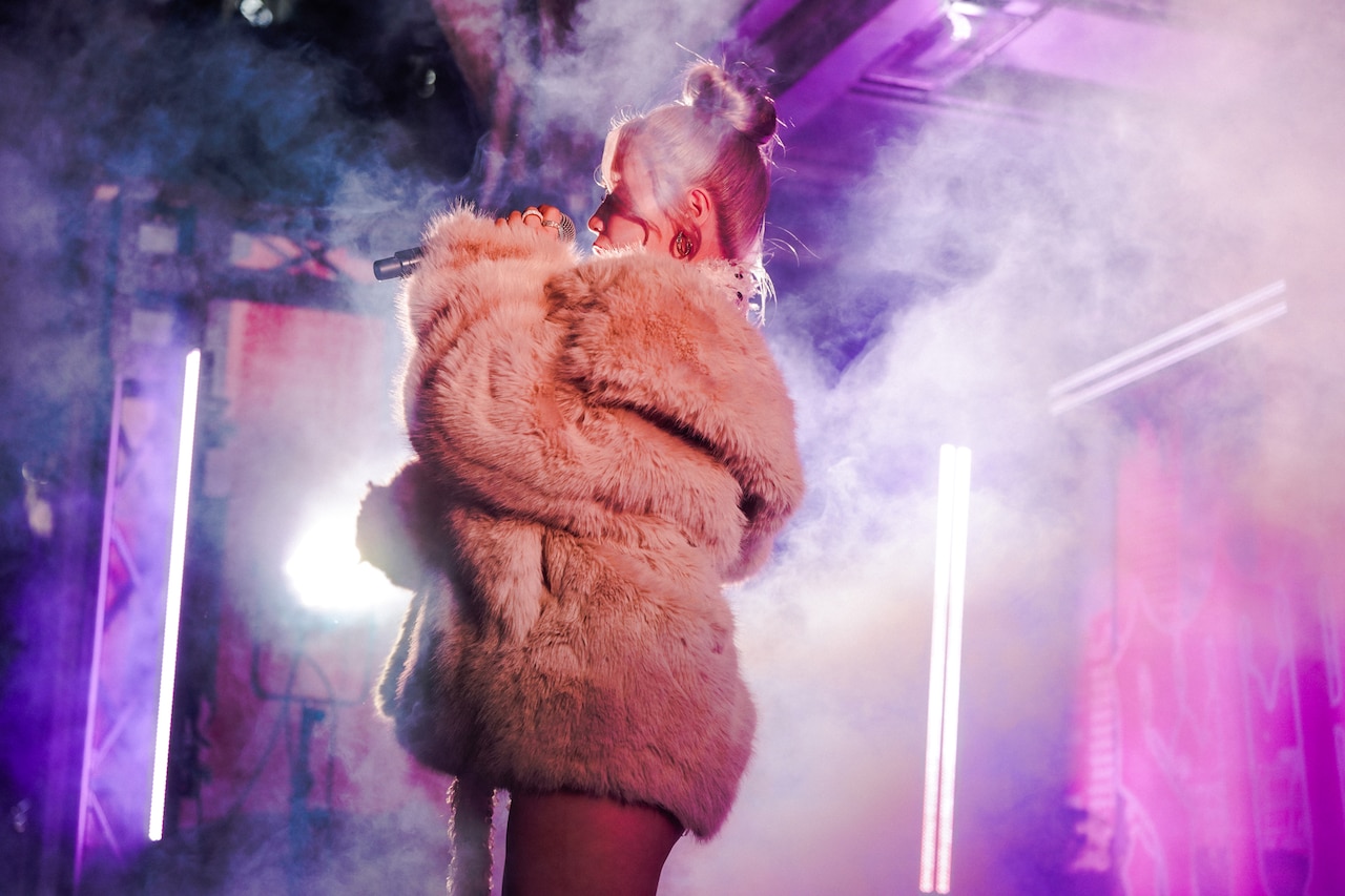 LANAのゲリラライブに大勢のファンが集結、4tトラックの前で大合唱