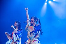 私立恵比寿中学の桜井えま（左）と仲村悠菜（右）。