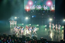 私立恵比寿中学のパフォーマンスをステージ上で見守るでんぱ組.inc。