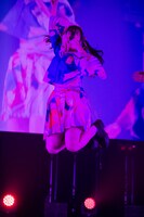 ジャンプする仲村悠菜（私立恵比寿中学）。