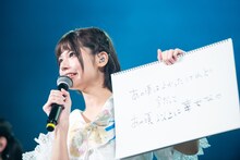 “アイドル”で一首したためる鹿目凛（でんぱ組.inc）。