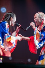 手をつなぐ私立恵比寿中学の桜井えま（左）と桜木心菜（右）。