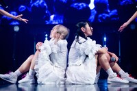 背中合わせで座るでんぱ組.incの小鳩りあ（左）と古川未鈴（右）。