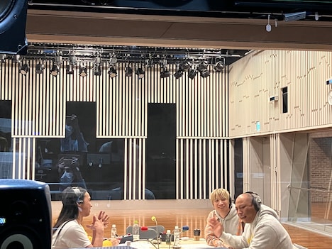 「オールナイトニッポンPODCAST トム・ブラウンのニッポン放送圧縮計画」収録の様子。