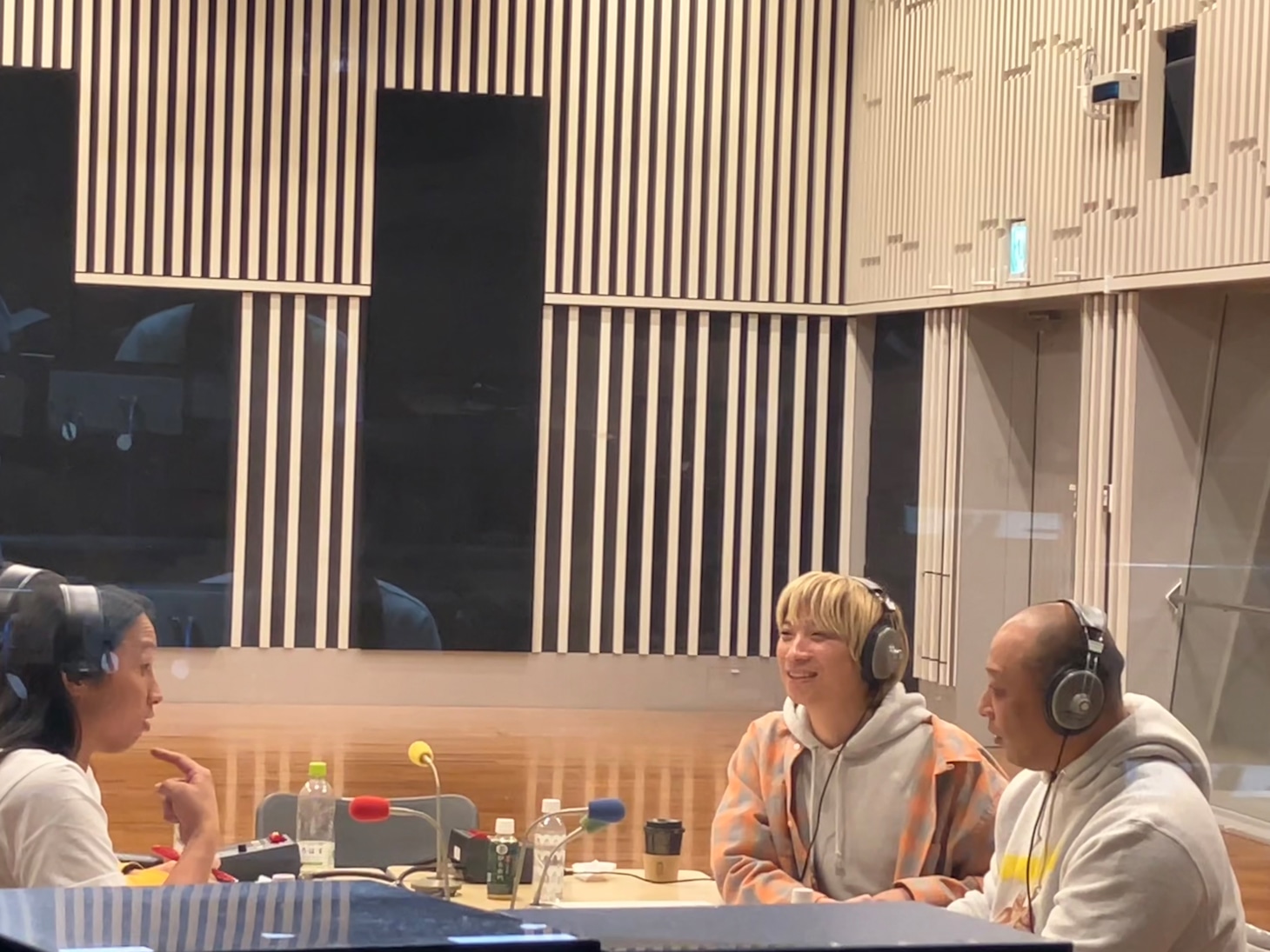 「オールナイトニッポンPODCAST トム・ブラウンのニッポン放送圧縮計画」収録の様子。