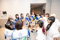 16人で円陣を組むでんぱえび。