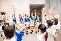 本番直前に円陣を組むでんぱえび。