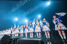 横一列に並んでトークするでんぱ組.incと私立恵比寿中学。