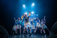 小林歌穂センターで「ハイタテキ！」のパフォーマンスを始めるえびちゅう。