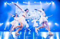 ステージを所狭しと駆け回るでんぱ組.inc。