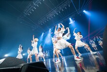 でんぱ組.incのパフォーマンスを間近で楽しむ私立恵比寿中学。