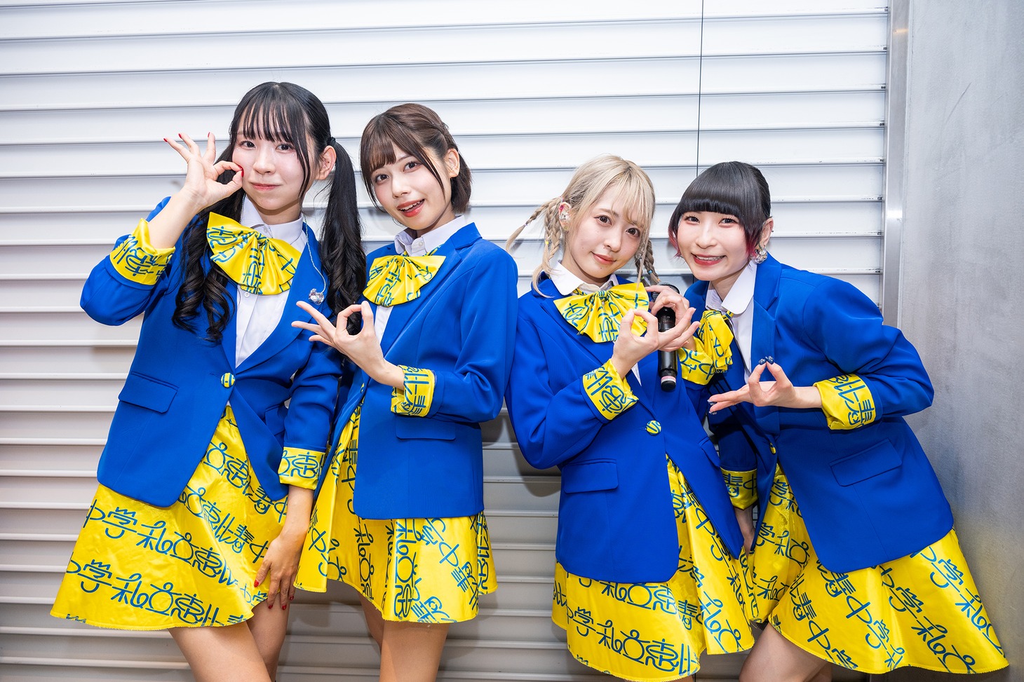 私立恵比寿中学の衣装を着たでんぱ組.incの古川未鈴、鹿目凛、小鳩りあ、藤咲彩音（左から）。