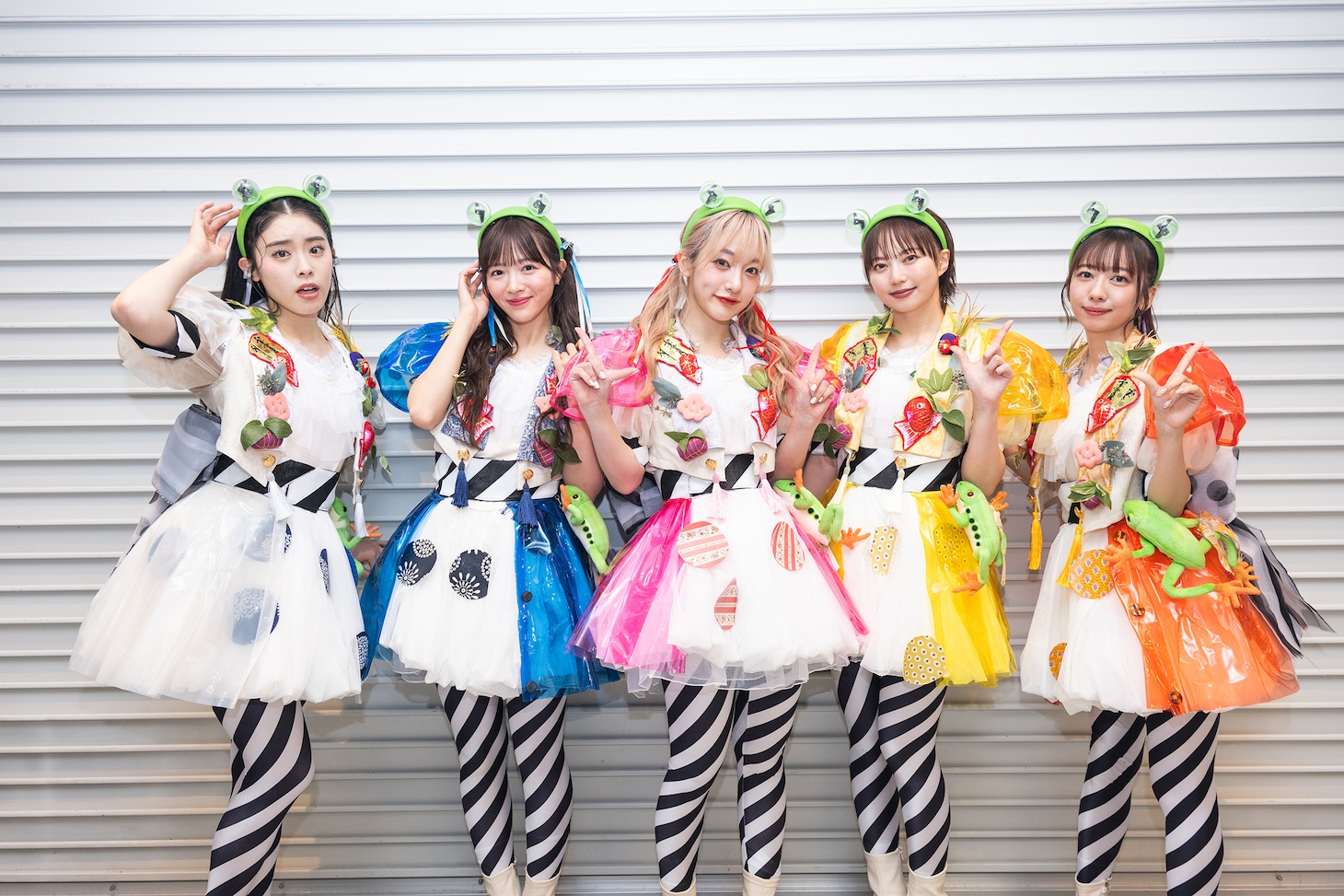 でんぱ組.incの衣装を着た私立恵比寿中学の風見和香、中山莉子、桜木心菜、安本彩花、真山りか（左から）。
