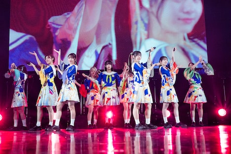 でんぱ組.incの後ろから「梅」のフォーメーションで登場する私立恵比寿中学。